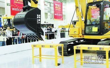 工程機(jī)械耍雜技 觀眾驚嘆_廈門網(wǎng)